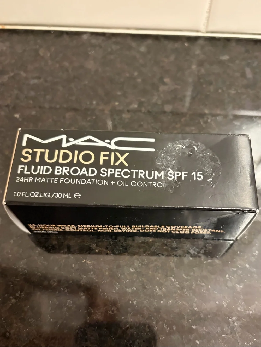 MAC Studio Fix Fluid Broad Spectrum SPF 15 Foundation (Shade: NC15) - New